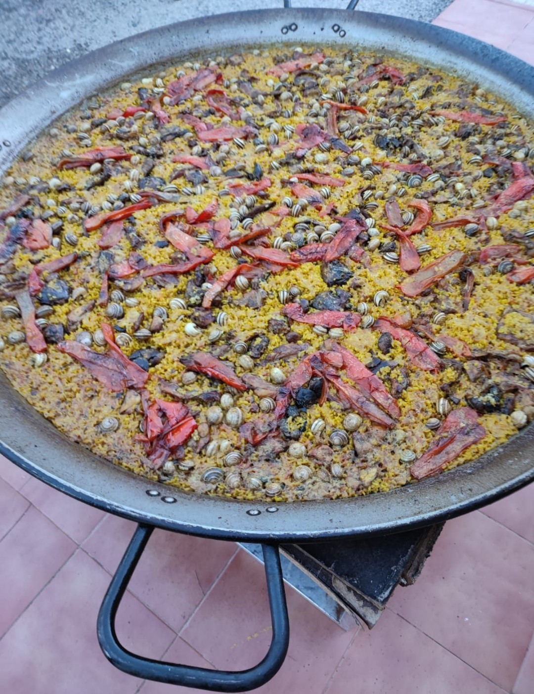 Paellas de pollo campero a la leña